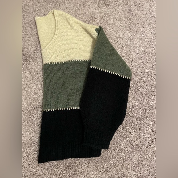 Sweater, size large, with gold threading - Picture 3 of 3